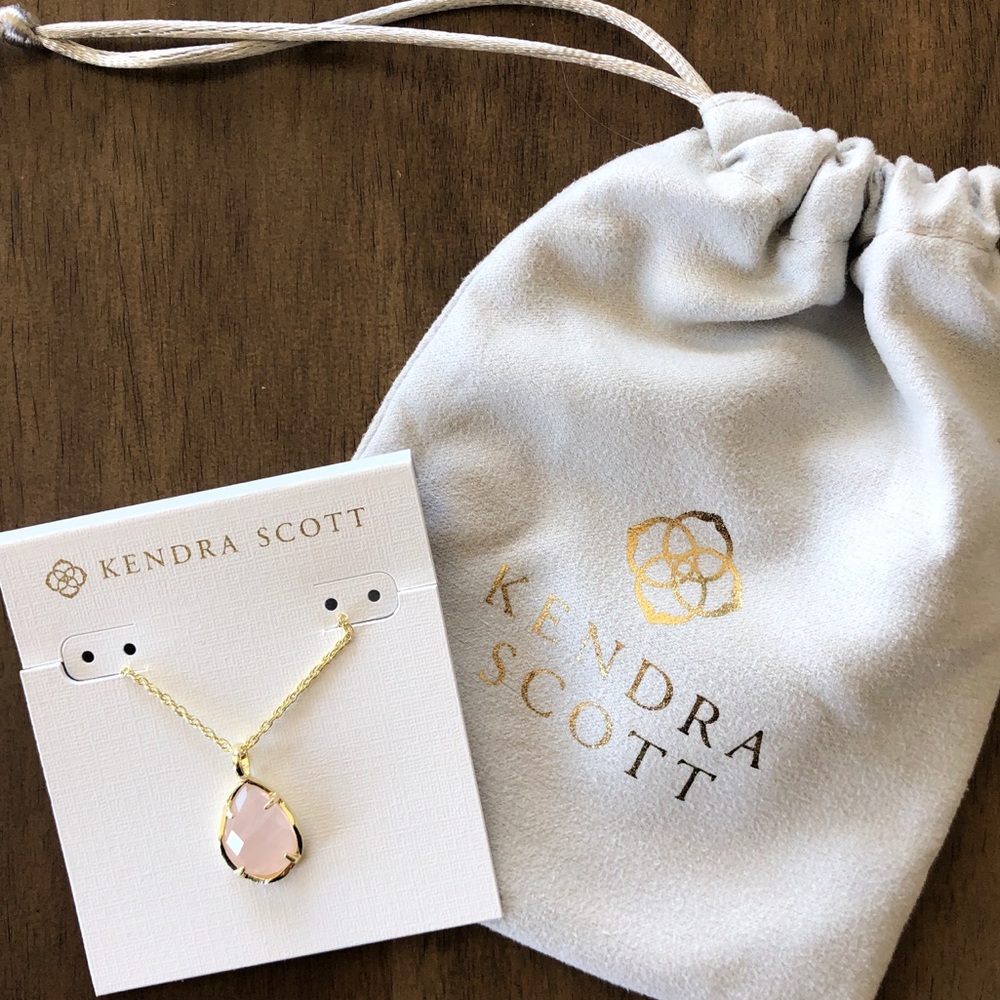 Kiri Gold Pendant Necklace